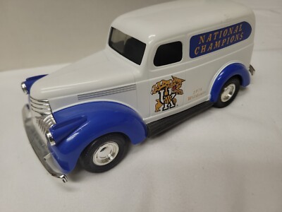 Ertl 1/25 SpecCast UK 1946 Chevy TRUCK VAN UNIVERSITY OF KENTUCKY NIB NEW