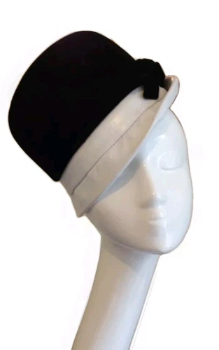 Authentique chapeau cuir velours noir Miss Dior par Christian Dior vintage années 60