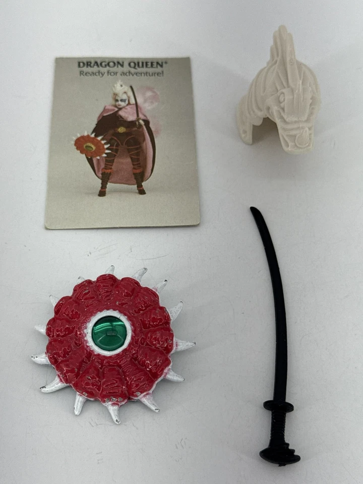 Figura Reina Dragón Chica Dorada Galoob 1984 con Escudo y Espada Foto 3 de 4