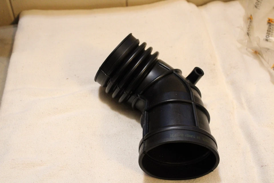 Manguera de admisión de aire del motor del cuerpo del acelerador para BMW 325Ci 325i 330CI 330i 330Xi Z3 Foto 3 de 4