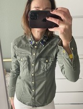 AUFWENDIGES UTILITY/MILITARY JEANSHEMD MIT STRASSSTEINEN KHAKI GR. S (XS)