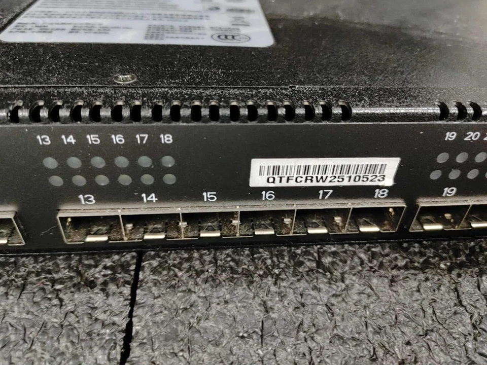 Conmutador de red Quanta LB6M 10 GB 24 puertos SFP+ con fuente de alimentación doble 4-RJ45 Foto 4 de 4