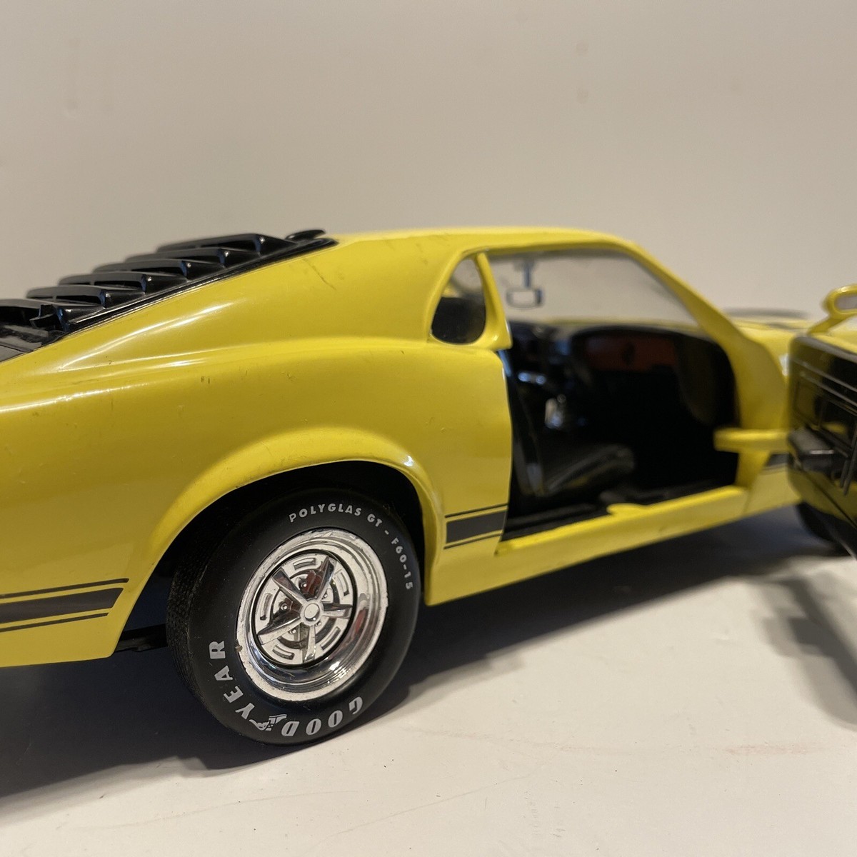 Moteur Max Ford MUSTANG Boss 429 Jaune 1970 1/24 73303