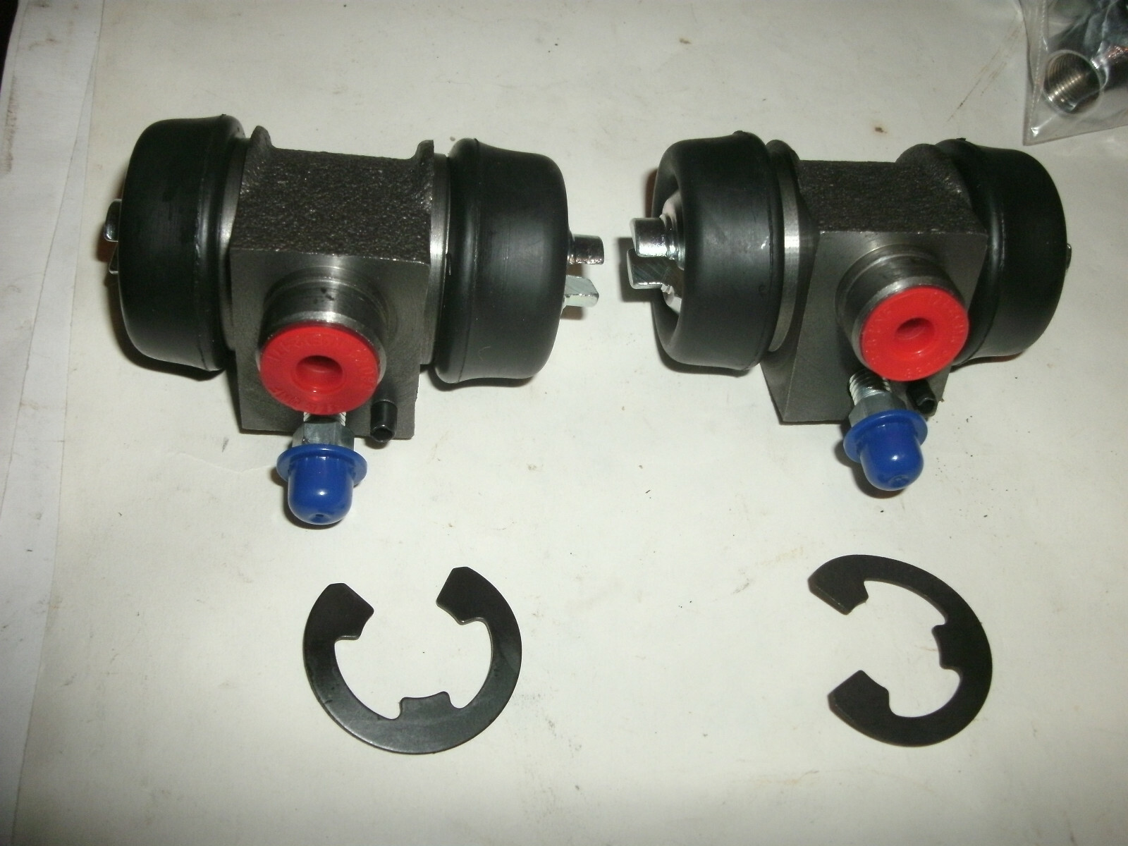 MGBGT SET OF 2 BRAND NEW REAR WHEEL CYLINDERS WITH RETAINER CLIPS 1966