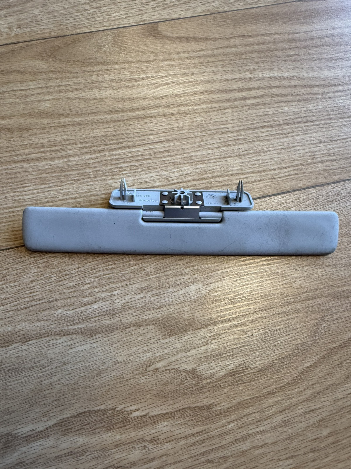 Audi VW 98-05 Center Sun Visor 3B0858555D Oem