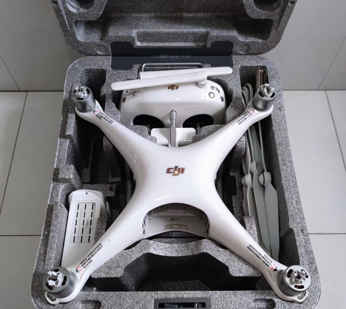 DJI Phantom 4 Pro V2.0 Drone | 20MP/4K | 3-Axis Gimbal DJI Phantom 4 Pro V2.0 Drone | 20MP/4K | 3-Axis Gimbal
