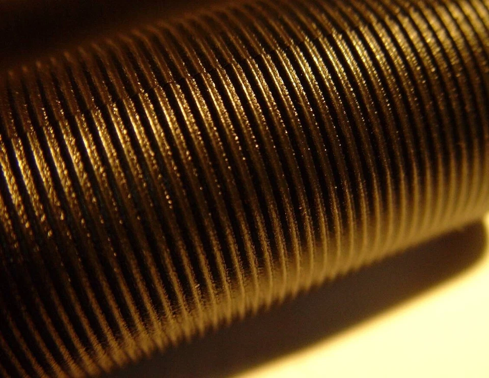 Empuñaduras de manillar BSA, Triumph, Norton, OIF, NEGRO escamas de metal, 7/8". Acanalado fino. Foto 2 de 4