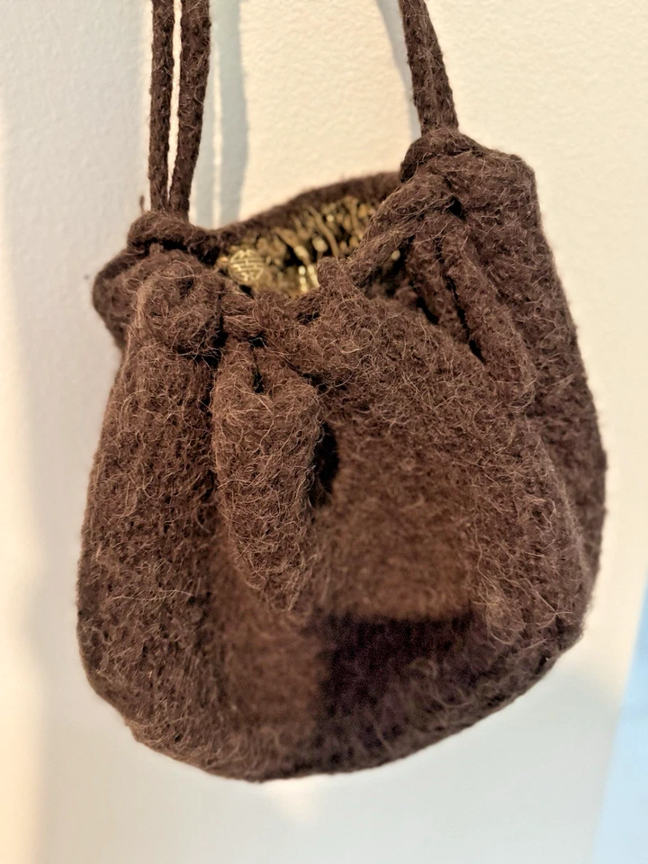 Bolso de Hombro Hecho a Mano de Fieltro Lana con Cordón con Forro Dorado Satinado Boho Artesano Foto 2 de 4