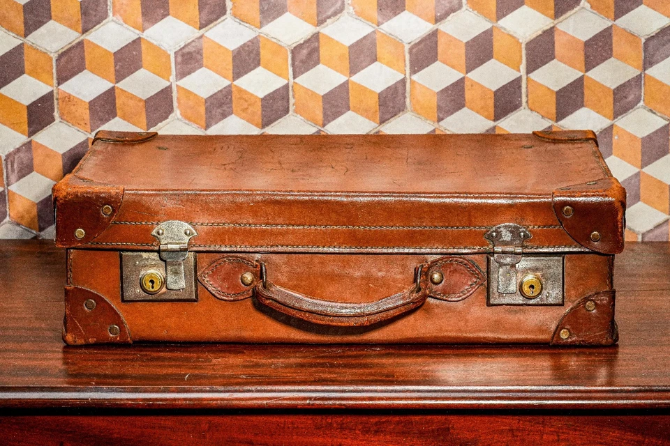 Maleta de cuero antigua de personaje atemporal equipaje de viaje decoración del hogar utilería Foto 2 de 4