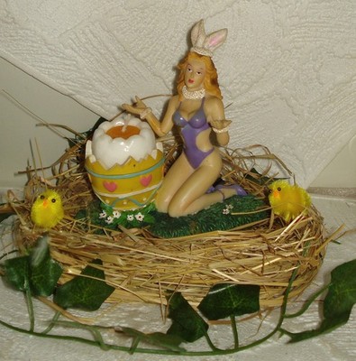 Vintage Pinup Girl Eierbecher mit gekochter Kerze in Eiform