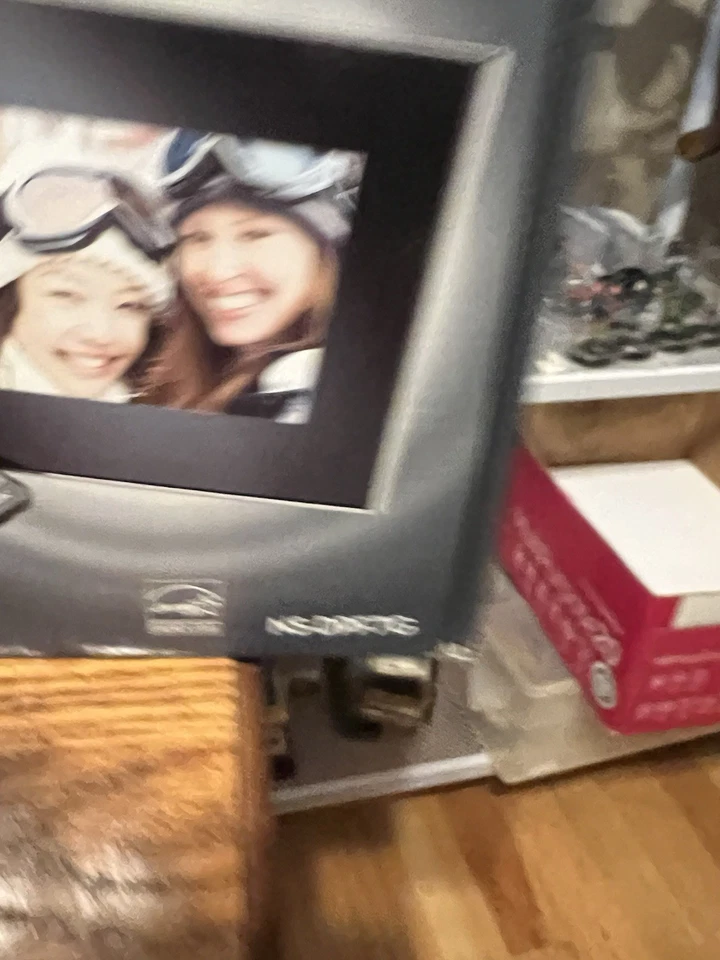 Insignia NS-DPF7G 7" Digital Picture Frame with Remote Control New Open Box - Image 3 of 4