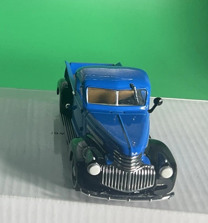 MATCHBOX COLLECTIBLES 1941 CHEVROLET 1/2 TON PICKUP IN BLUE - NIB - Image 2 of 4