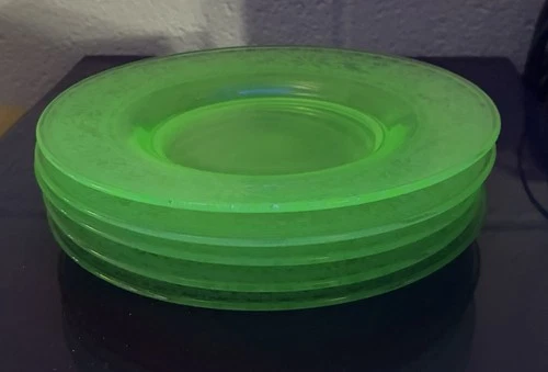 5 Vintage 1930 Uranium Depression Glass Plates, Leaf Band Pattern, 7.5”