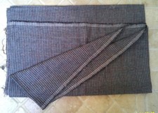 DŁUGOŚĆ SZARA TKANINA WEŁNIANA W KRATKĘ, BORDOWY PASEK.  HOJNY 3 jardy, szerokość 62".