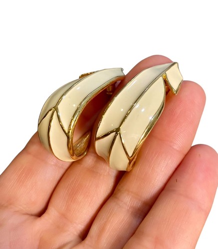 Vintage Trifari Ohrringe goldfarben Metall cremefarben Emaille 1,75 Zoll 17,39 g - Bild 1 von 8