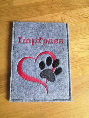 S-IPH0001 Impfpasshülle/ Einsteckhülle Hund Pfote/Herz - Handmade