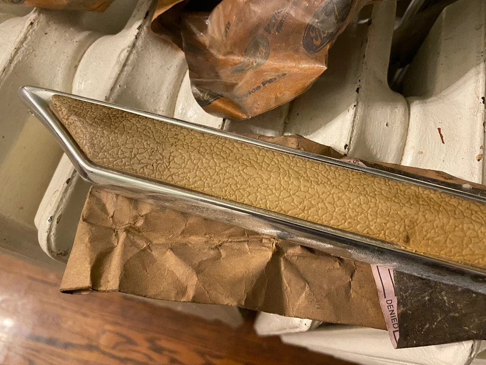 NOS 1980 1981 年 1982 年福特 Thunderbird 前挡泥板装饰成型 — 第 3/4 张图片