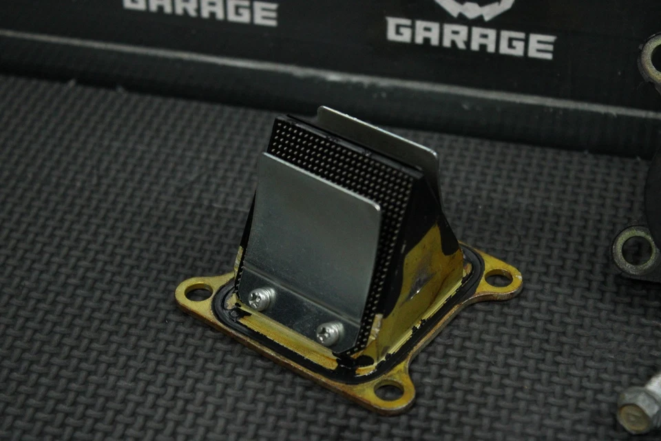 2017 KAWASAKI KX100 KX85 OEM INTAKE REED BLOCK ASSEMBLY CARBON REEDS NICE! - Image 3 of 4