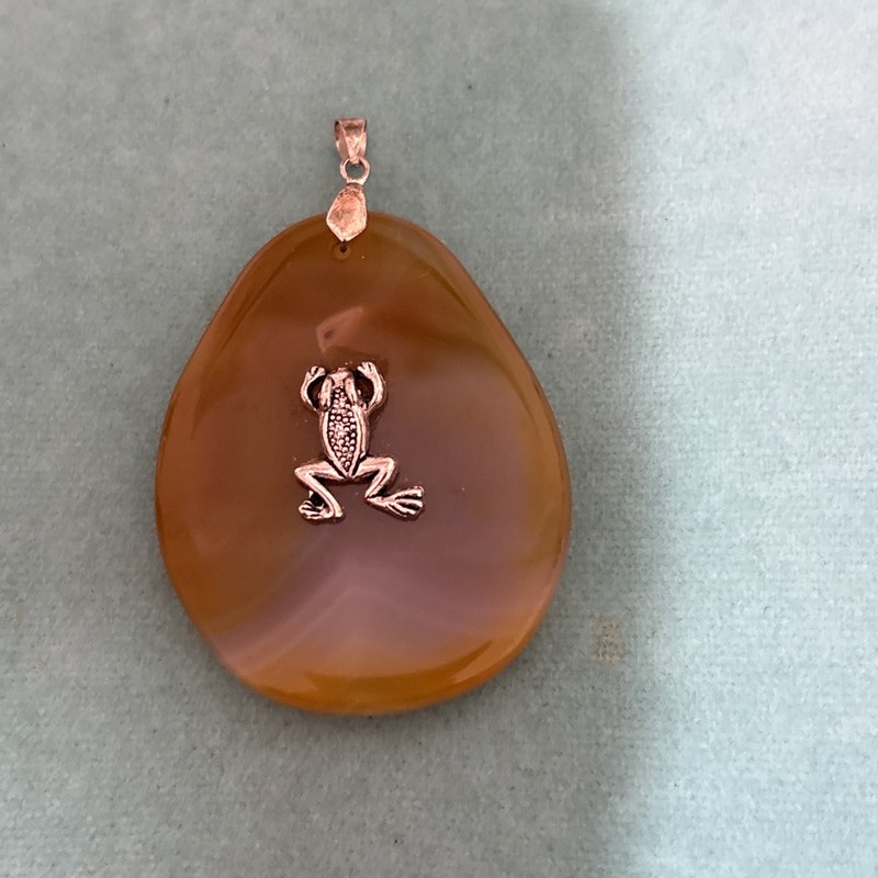 VINTAGE TEARDROP POLISHED LARGE AGATE PENDANT WITH SILVER TONE FROG ON IT 2.5"