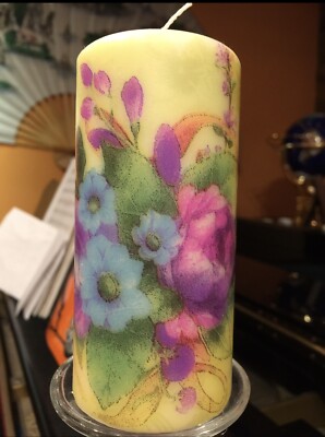 LILA UND BLAU BLUMENSTRAUSS HANDDEKOR ANANAS CRUSH DUFT STUMPENKERZE