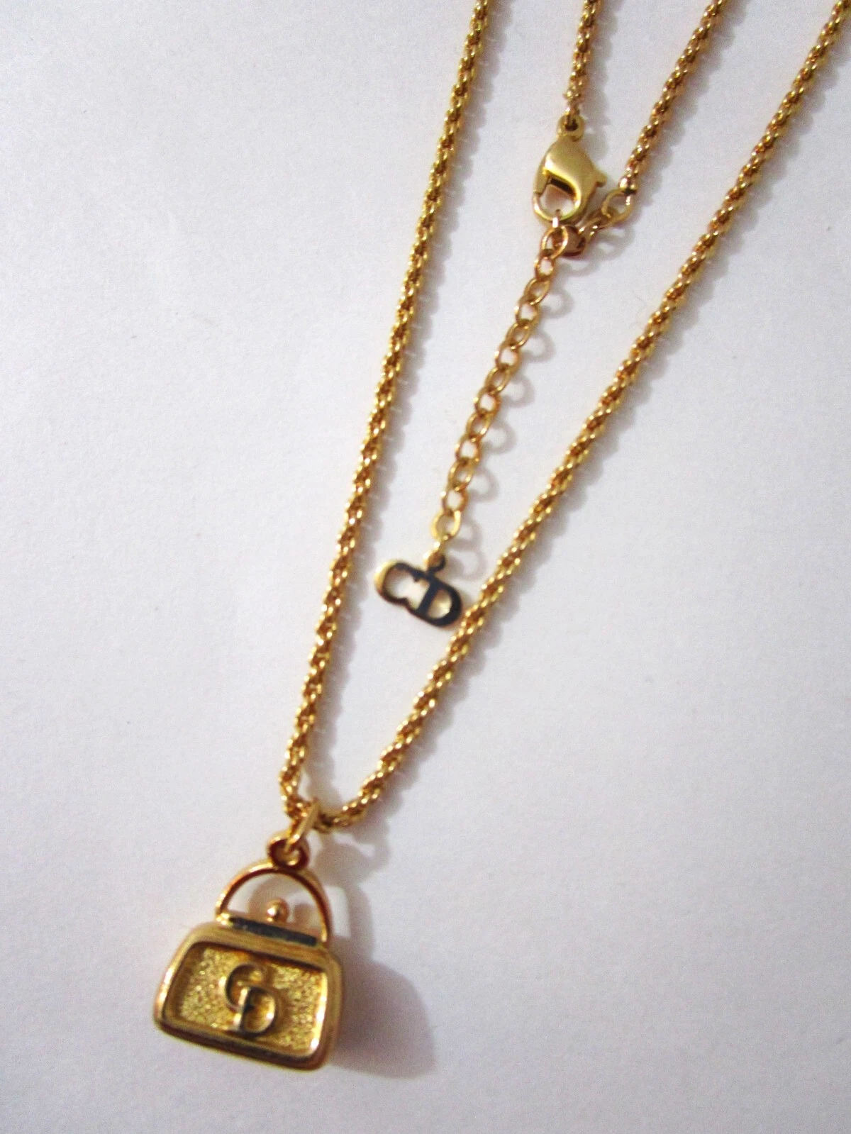 Christian Dior sac à main breloque plaque dorée collier pendentif chaîne corde