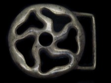 TC11158 VINTAGE 1970s ABSTRACT FLOWER ART FASHION SOLID BRASS BELT BUCKLE