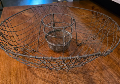 ANTIQUE VINTAGE 15  ROUND WIRE DISH DRAINER SINK RACK WIREWARE FARM FIND