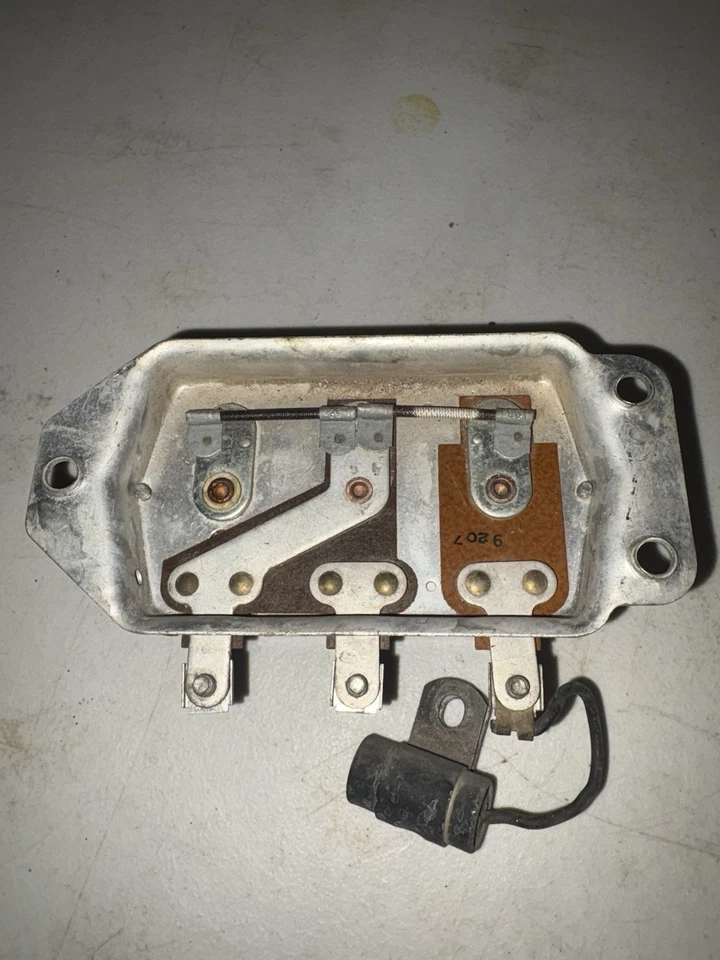 Regulador de voltaje productos de motor estándar VR-20 12 voltios Foto 2 de 2