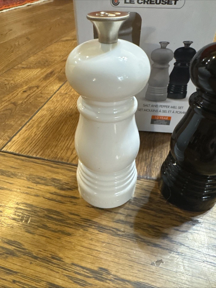 Juego de molinillo de sal y pimienta Le Creuset 5" en blanco y negro - Foto 3 de 4