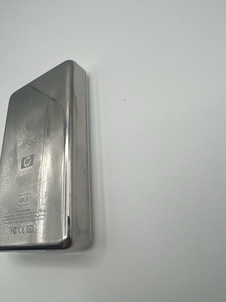 Apple + HP Invent iPod Classic 4th Generation 40GB MP103 (PE436A) v3.0.1 White - Image 4 of 4