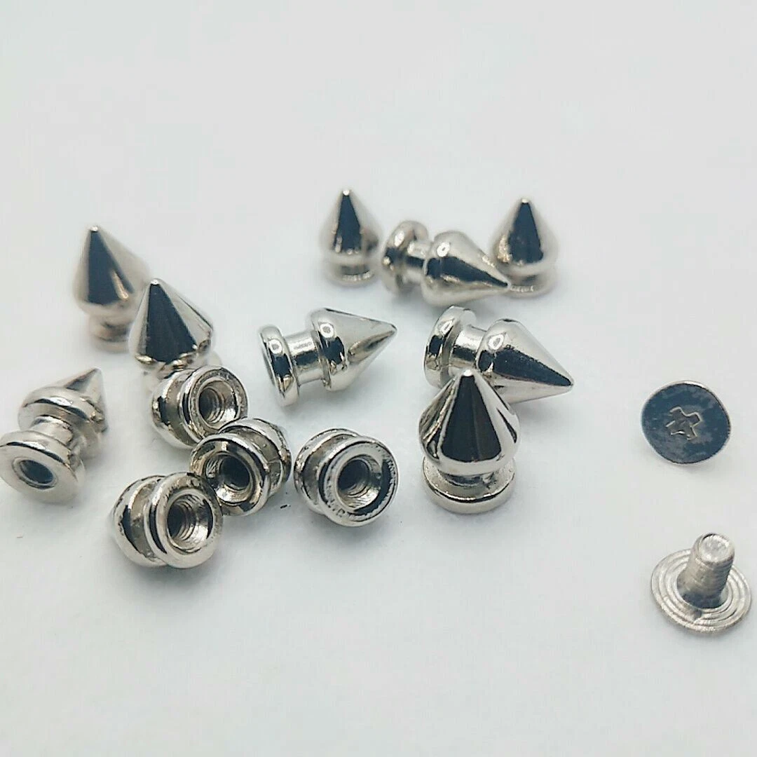 borchie a piramide in plastica con perni di base, rivetti in pelle per