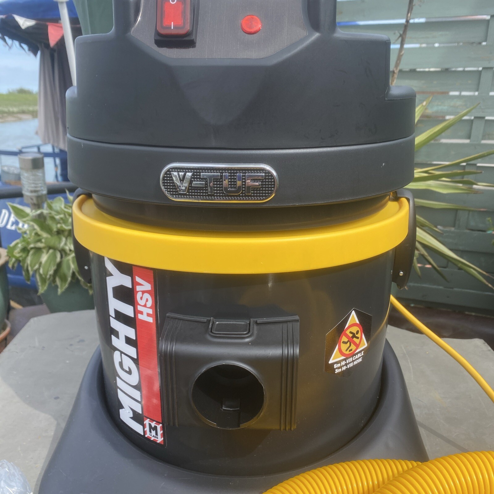 V -tuf Mighty HSV M class dust extractor 240v