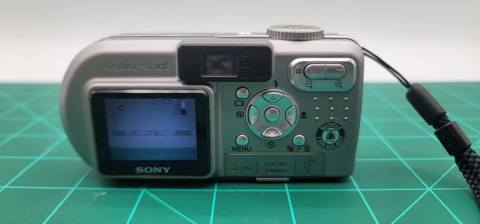 Cámara Sony Cybershot DSC-V1 5,0 MP probada con tarjeta de memoria y cargador Foto 4 de 4