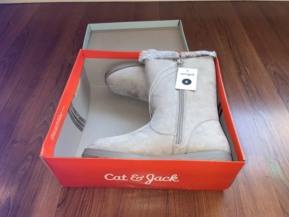 Botas de Invierno Cat & Jack Kameryn Niñas Talla 4 Gris Imitación Gamuza Forradas en Piel de Oveja Foto 4 de 4