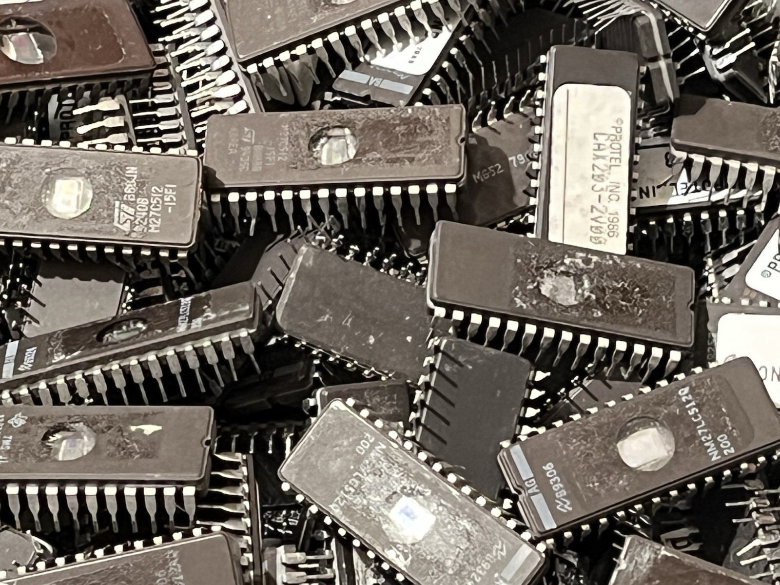 SCRAP CERAMIC IC CHIPS EPROMS FOR PRECIOUS METALS RECOVERY 5 POUND LOTS