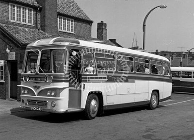 FOTO Trent MT AEC Reliance Burlingham FNS 40 VCH 240 am Busbahnhof Grantham