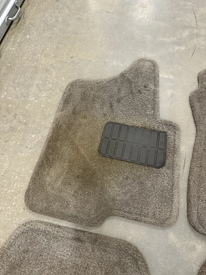 Alfombrilla OEM GM Suburban Tahoe Escalade ESV Yukon XL 1999-2013 Sierra Silverado Foto 4 de 4