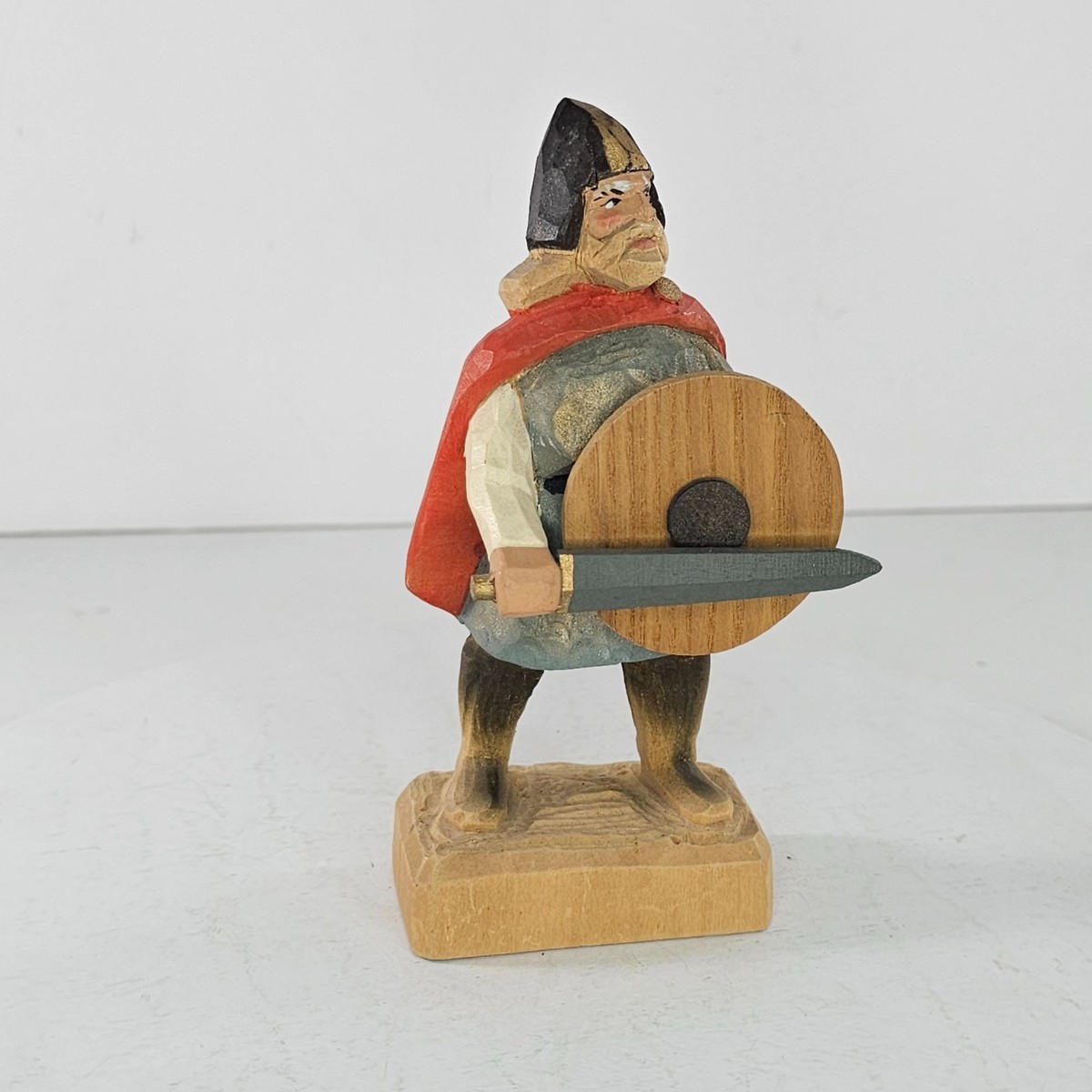 ノルウェー　剣士木彫　人形　HENNING Wood Carving へニング Hand-Carved Henning Viking Warrior Figure Norway Sword Shield