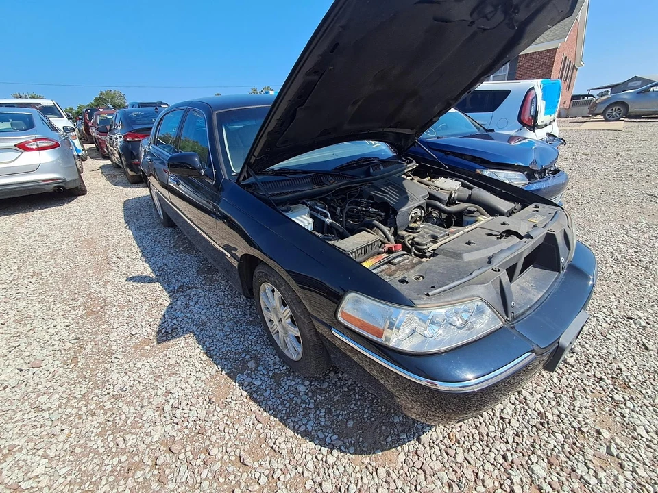 Used Rear Right Door Assembly Rear Side fits: 2010 Lincoln & TOWN CAR 117.7`` WB Foto 2 de 4