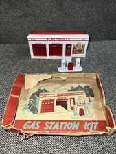 PLASTICVILLE Gas Station Kit 1950's Damaged Box Model Train Railroad