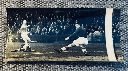 ORIGINAL READING PHOTOGRAPH - BILL AMORE SCORING AT SOUTHEND UNITED - 3/9/1958