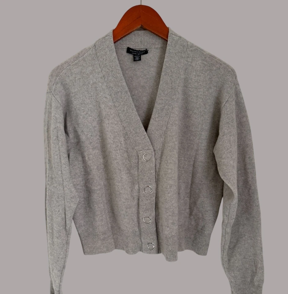 Cárdigan suéter Saks Fifth Avenue para mujer gris 100 % cachemir con botones delanteros SP/S Foto 3 de 4