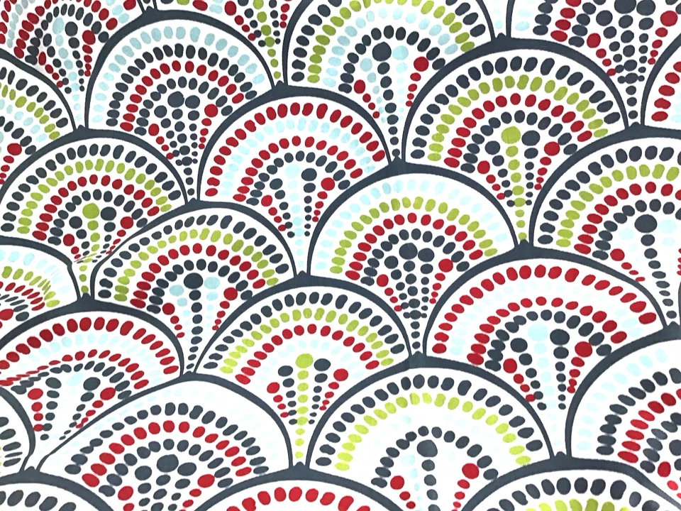 Moderno colorido estampado de puntos vacaciones Navidad por Premier Fabrics por yarda Foto 2 de 4