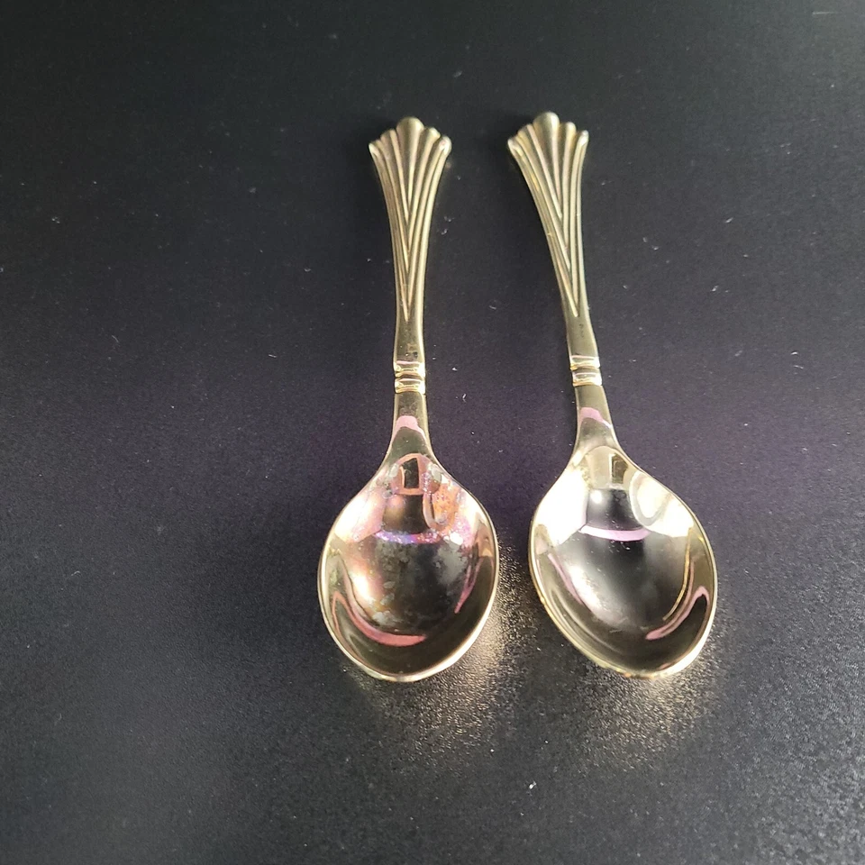 Two WM Rogers Et Son Gold Stainless Scalloped Ribbed Pattern Teaspoons 6" L — 第 3/4 张图片