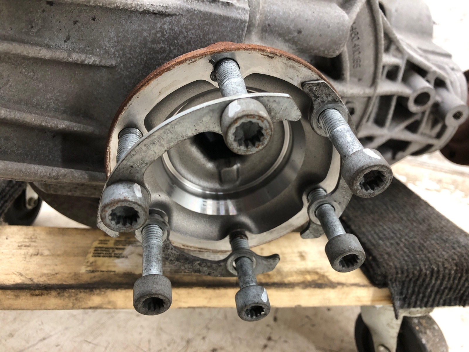 2016-2020 BENTLEY BENTAYGA 6.0L W12 REAR DIFFERENTIAL AXLE CARRIER 0DG500043 OEM