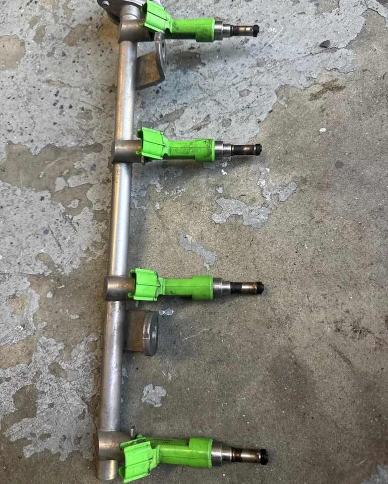 Riel de inyección de combustible Toyota 2009-2018 2,5 L 2,7 L 4 cilindros con 3 inyectores genuino OEM Foto 2 de 4