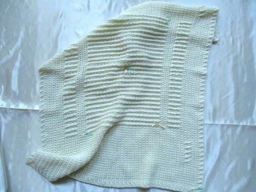 Hand Crocheted Baby Afghan Cream/Off White Color Peach/Green Bows 41" x 34"   - Bild 2 von 4