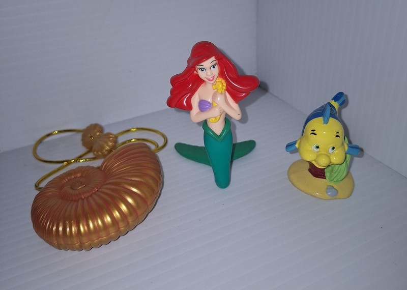 Lot Disney Little Mermaid Ariel & PVC Flounder Figurine Gold Shell Necklace 
