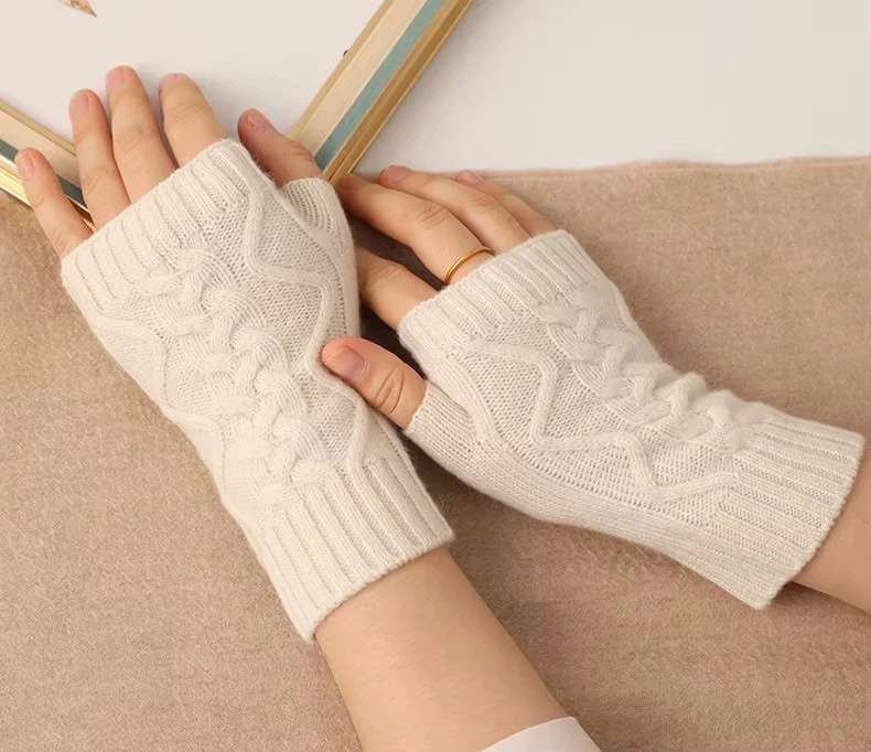 BNWT 100% Genuine Cashmere Wrist Warmers Fingerless Gloves Cream