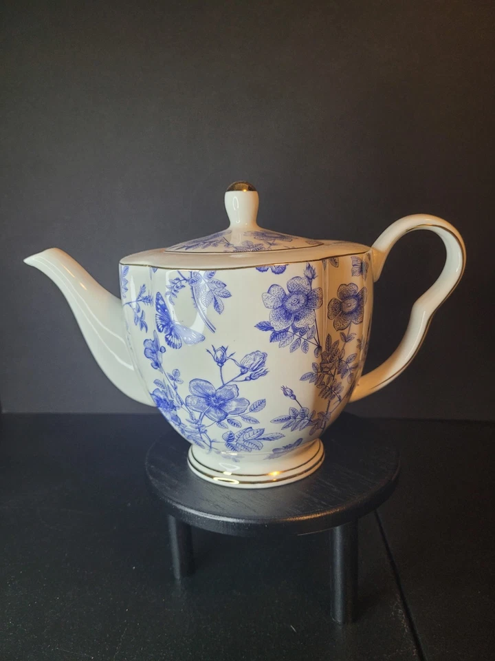 Tetera Grace azul y blanco floral con adornos dorados porcelana fina Foto 4 de 4